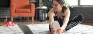 Mujer haciendo ejercicio en la sala de su casa