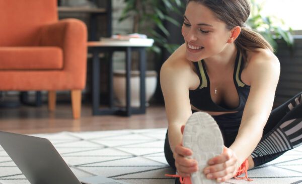 Mujer haciendo ejercicio en la sala de su casa