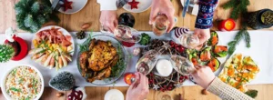 mesa en la cena de navidad y personas brindando con sus copas